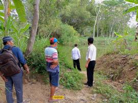 Tinjau kelayakan lokasi, Pak Lurah terjun langsung ke kali 